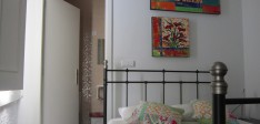 Quarto de casal com casa de banho privativa e varanda