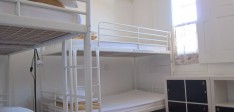 Dormitório misto de 6 camas com casa de banho partilhada