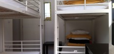 Dormitório Misto de 4 camas com casa de banho partilhada e varanda
