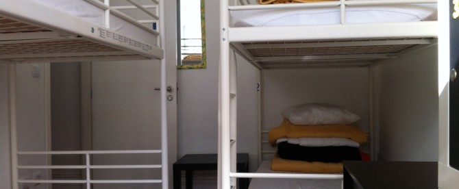 Dormitório Misto de 4 camas com casa de banho partilhada e varanda